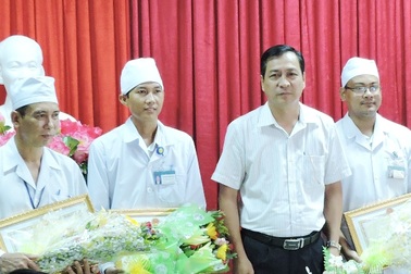 Thưởng “nóng” 3 bác sĩ cứu nữ bệnh nhân qua cơn nguy kịch