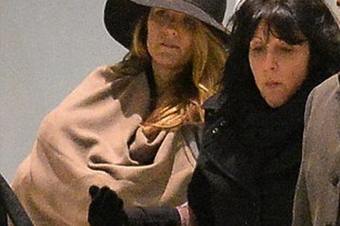 Người đẹp gợi tình giấu kín con trong chăn