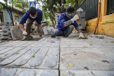 Hàng loạt hè phố ở quận Hoàn Kiếm được lát đá tự nhiên