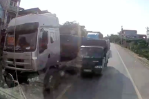 "Cụng đầu" xe đi lấn làn - Tài xế xe công-ten-nơ đáng khen hay đáng trách?