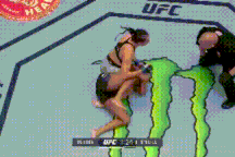 Nữ võ sĩ Scotland đè bẹp đối thủ rồi tung đòn knockout