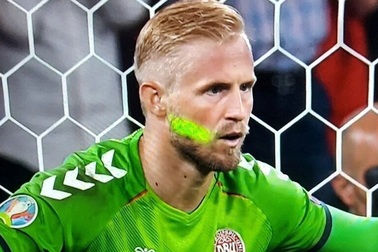 UEFA ra án phạt vụ thủ môn Schmeichel bị chiếu laser