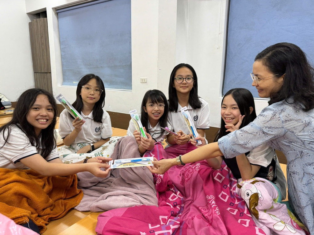 ស្នាក់នៅសាលាមួយយប់ដោយសារទឹកជំនន់ សិស្សច្រៀងខារ៉ាអូខេ គ្រូធ្វើបបរ - ៤ Ở lại trường qua đêm vì mưa ngập, học sinh hát karaoke, thầy cô nấu cháo gà - 4