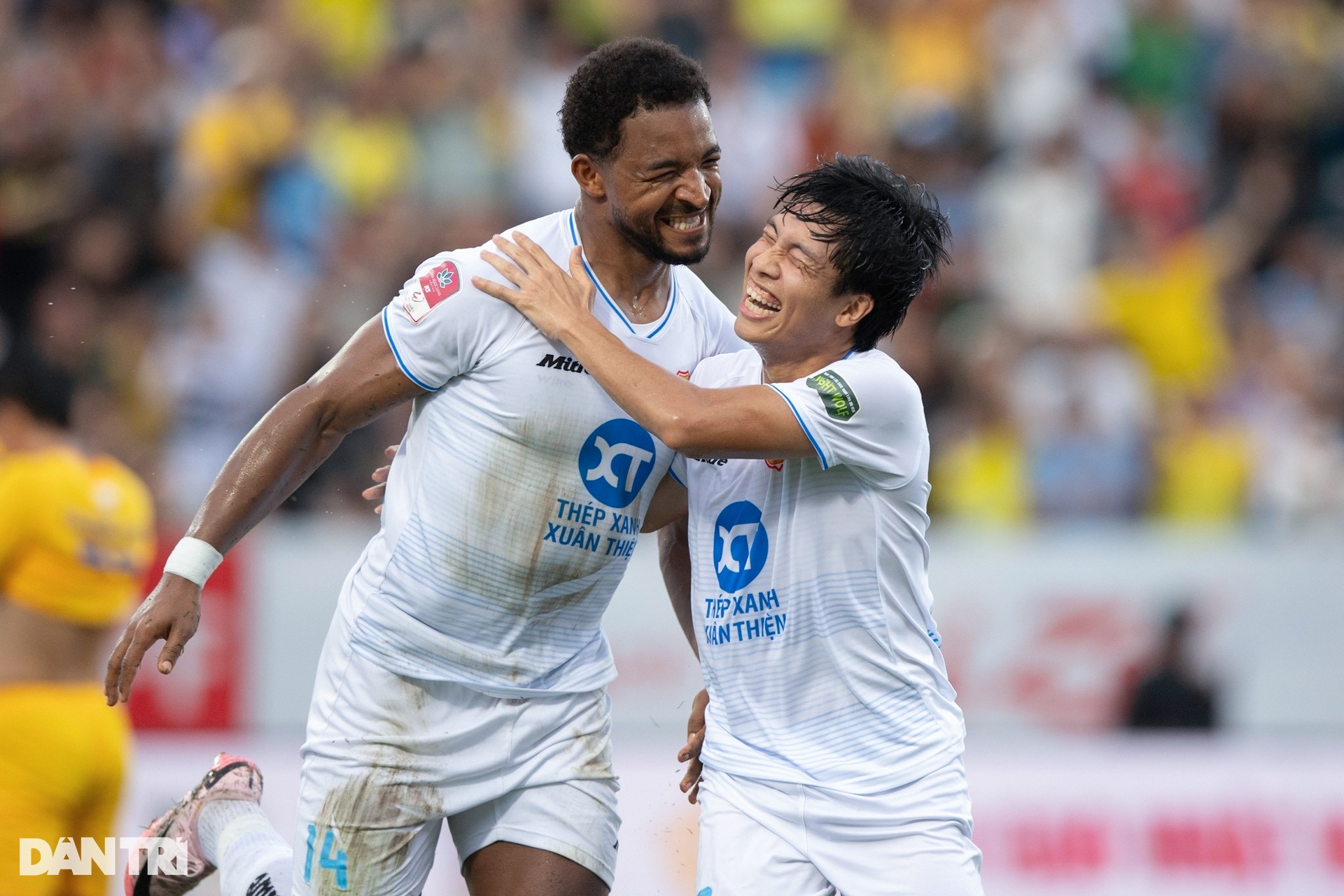 Cổ động viên và cầu thủ Nam Định vỡ òa cảm xúc ngày vô địch V-League - 6 Cổ động viên và cầu thủ Nam Định vỡ òa cảm xúc ngày vô địch V-League - 6
