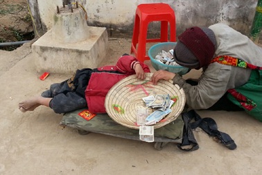 Du xuân phát hãi với nạn ăn mày