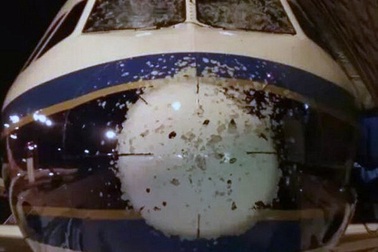 Máy bay thủng lỗ chỗ, hư hỏng nặng sau khi gặp trận mưa đá