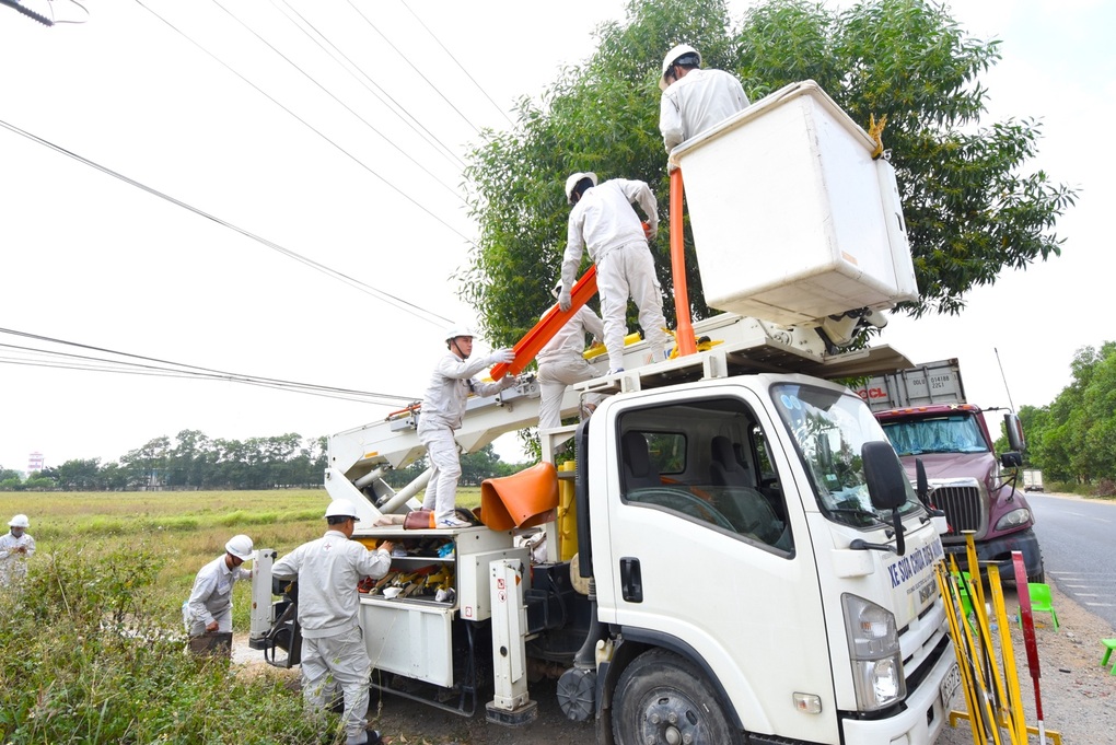 Nghề sửa điện nóng tại EVNHANOI - 4 Nghề sửa điện nóng tại EVNHANOI - 4
