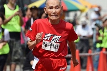 Cụ ông 105 tuổi lập kỷ lục trên đường chạy 100m