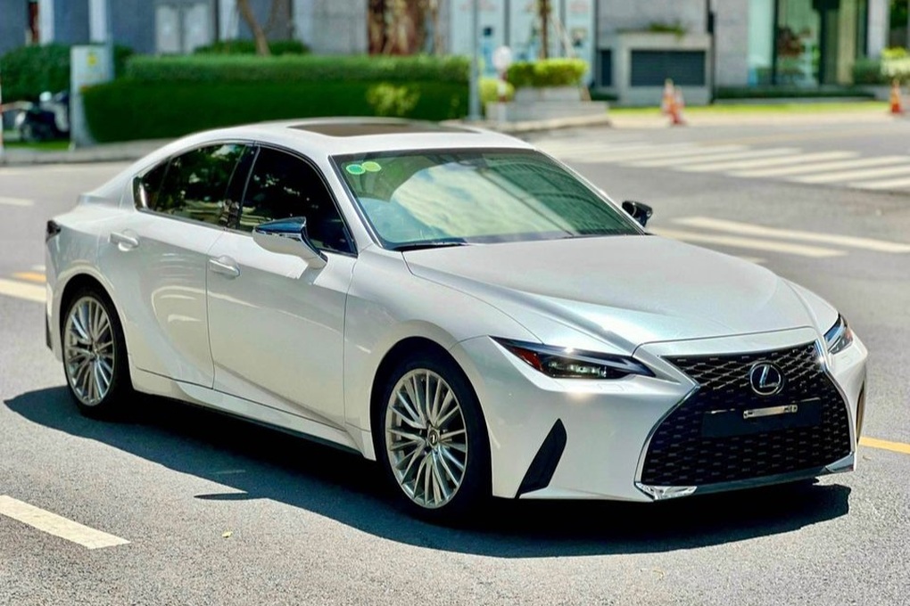 Giảm sức hút và khó cạnh tranh, xe sang Lexus IS âm thầm rút khỏi Việt Nam? - 1