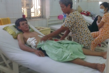 Tràn khí màng phổi bên trái, bác sĩ đặt ống dẫn lưu bên phải