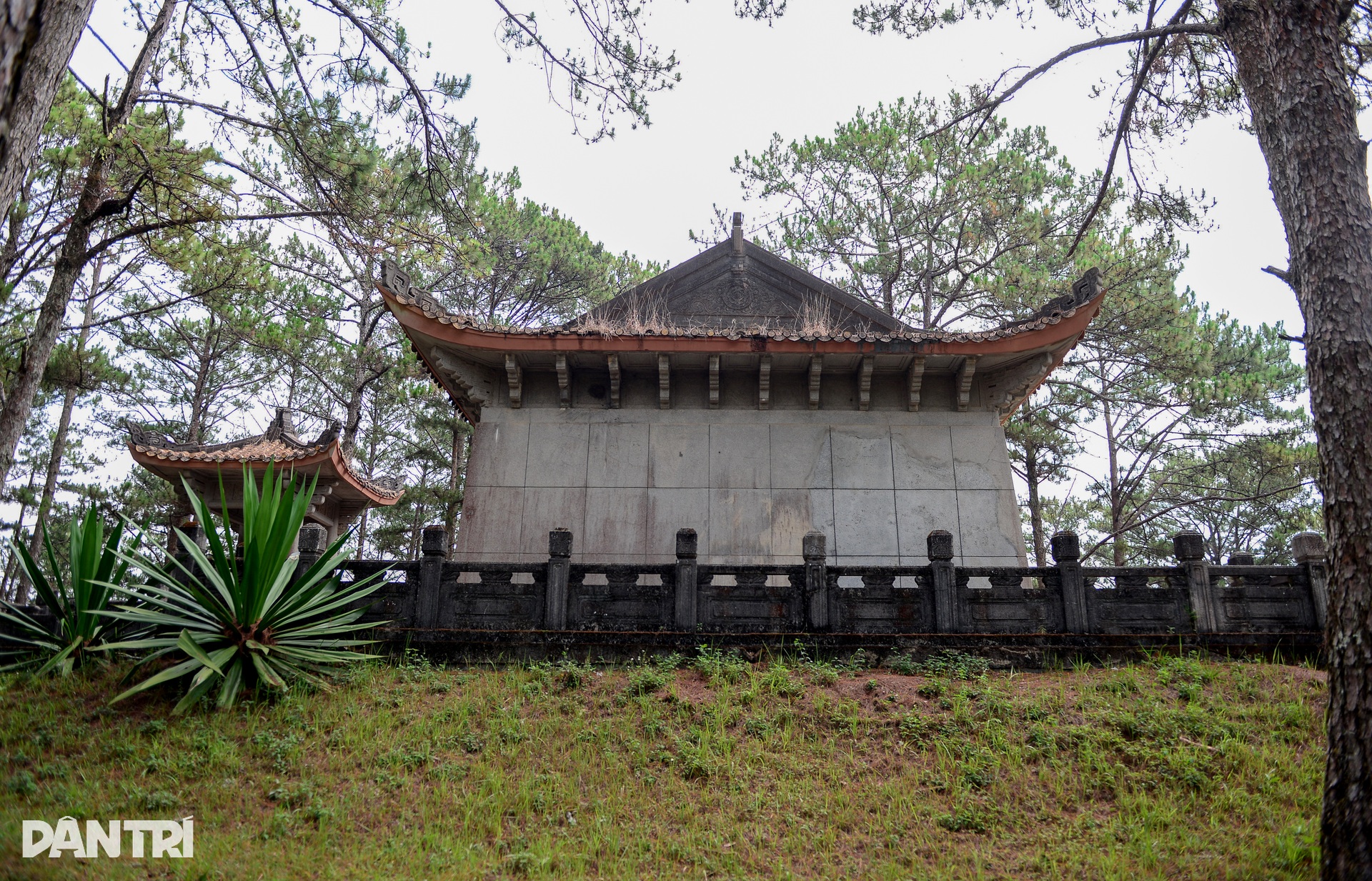 Khám phá lăng mộ cha Nam Phương Hoàng hậu giữa đồi thông Đà Lạt - 9