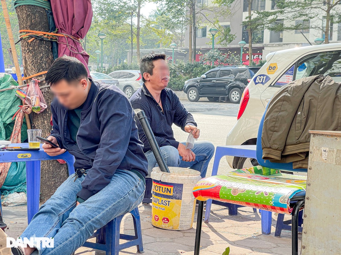 Mặc F0 tăng kỷ lục, nhiều người Hà Nội vẫn liều mình rít chung điếu cày - 5 Mặc F0 tăng kỷ lục, nhiều người Hà Nội vẫn liều mình rít chung điếu cày - 5