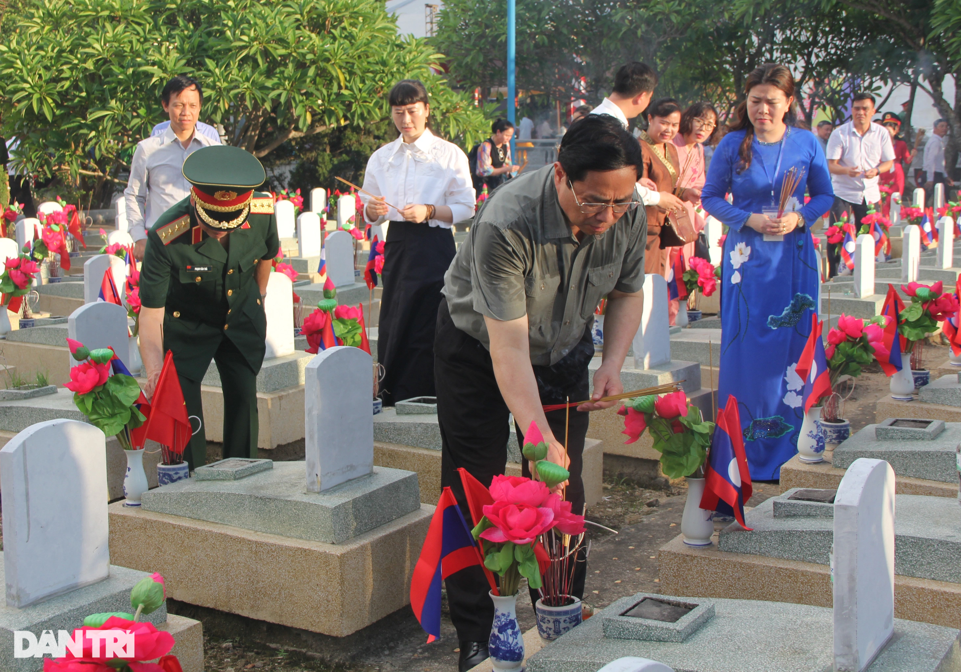Thủ tướng viếng Nghĩa trang liệt sĩ quốc tế Việt - Lào - 7 Thủ tướng viếng Nghĩa trang liệt sĩ quốc tế Việt - Lào - 7