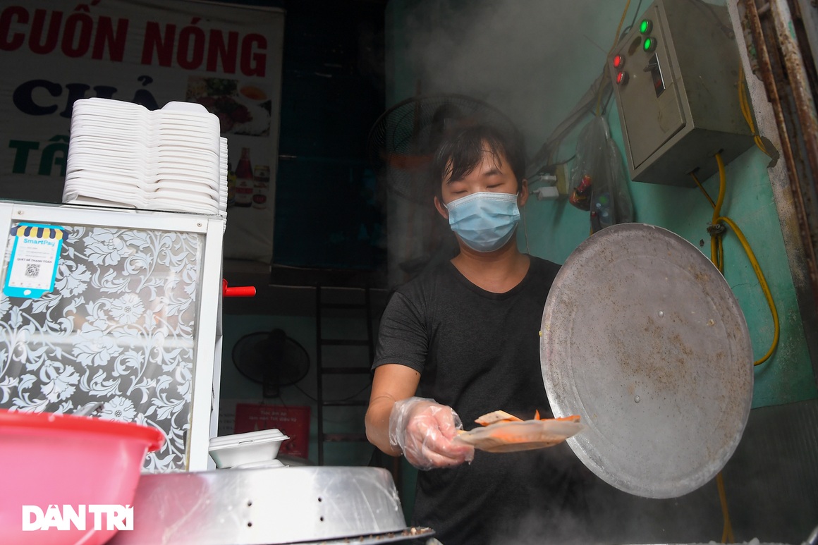 Hà Nội: Ùn tắc phương tiện ở chốt vùng đỏ, mở lại hàng quán tại vùng xanh - 3 Hà Nội: Ùn tắc phương tiện ở chốt vùng đỏ, mở lại hàng quán tại vùng xanh - 3