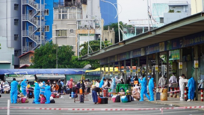 Ban chỉ đạo TP cũng thuyết phục người dân ở lại địa bàn vì làn sóng người dân từ TP.HCM trở về các tỉnh, thành đang quá tải