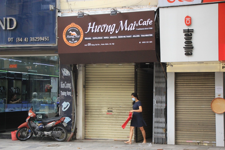 Công an hối hả đi vận động, hàng loạt quán cà phê ở Hà Nội đóng cửa - 12 Công an hối hả đi vận động, hàng loạt quán cà phê ở Hà Nội đóng cửa - 12