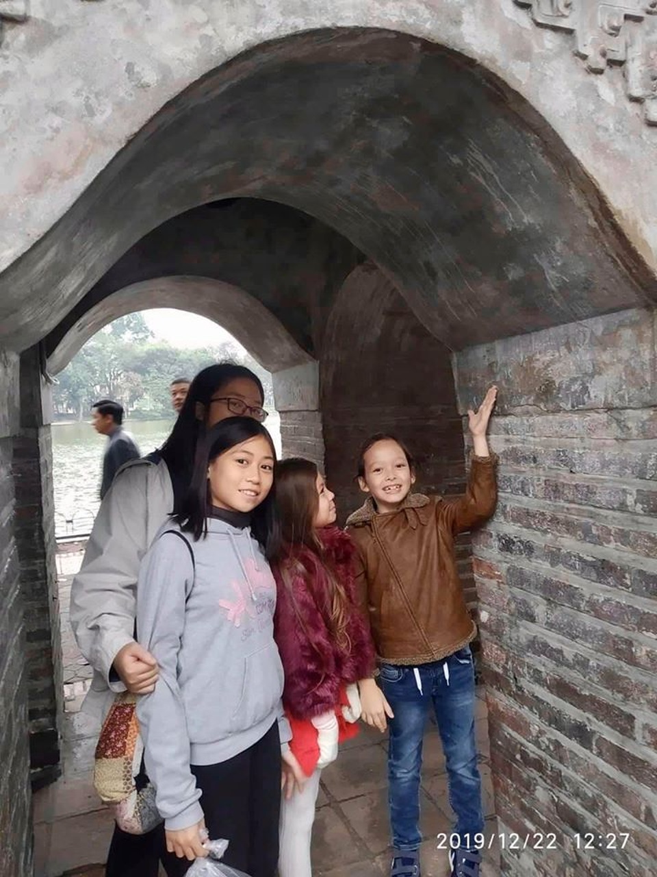 Diva Hồng Nhung xúc động mùa Noel hai con biết tự chăm nhau lúc mẹ bận - 10 Diva Hồng Nhung xúc động mùa Noel hai con biết tự chăm nhau lúc mẹ bận - 10