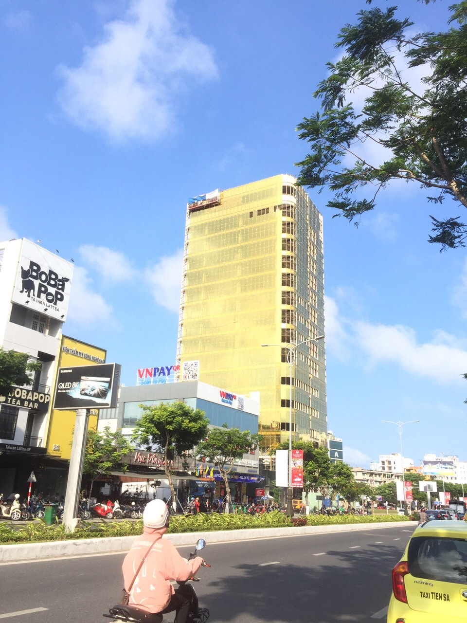 Đà Nẵng: Nhiều cao ốc “dát vàng” gây chói mắt - 1 Đà Nẵng: Nhiều cao ốc “dát vàng” gây chói mắt - 1