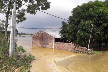 Nhiều làng xã Hà Nội chìm trong biển nước