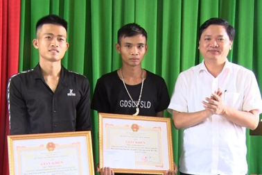 Tặng giấy khen 5 "người hùng" cứu 3 mẹ con thoát đuối nước