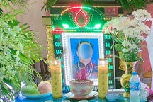 Người phụ nữ làm đám tang cho... chính mình, nhét 3 bao cát vào quan tài