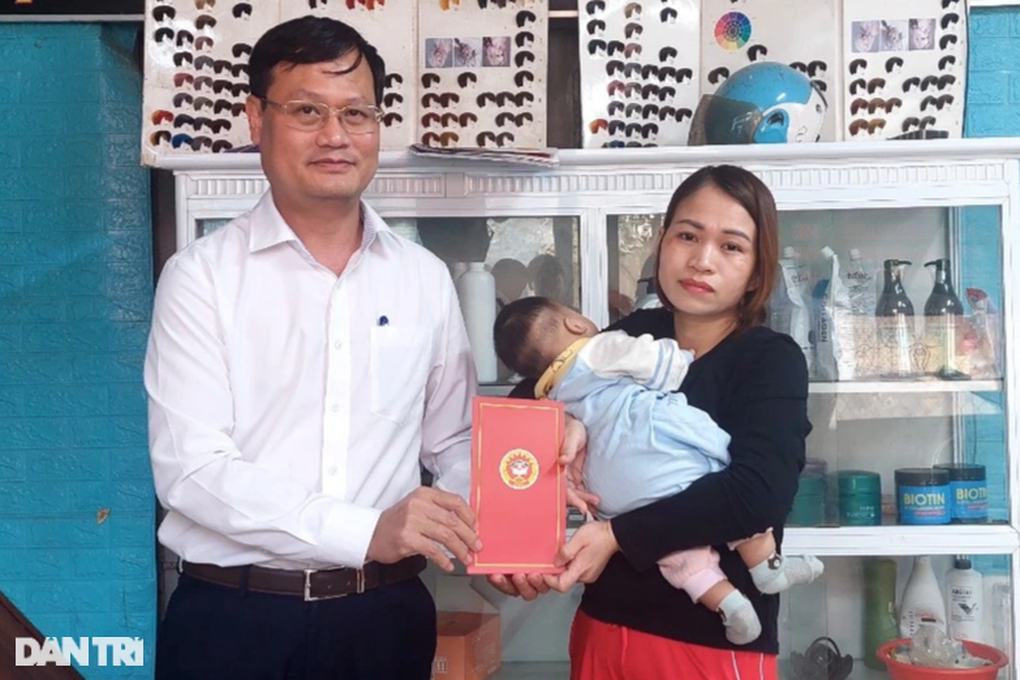 Người đàn ông bị tai nạn nguy kịch được bạn đọc ủng hộ hơn 100 triệu đồng - 4 Người đàn ông bị tai nạn nguy kịch được bạn đọc ủng hộ hơn 100 triệu đồng - 4
