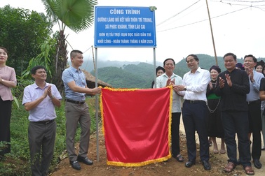 Báo Dân trí mang con đường mới đến với Làng Nủ