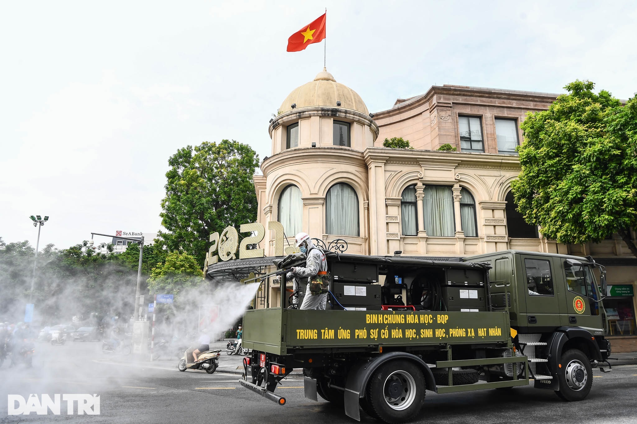 Đoàn xe đặc chủng phun khử khuẩn nhiều tuyến phố trung tâm Hà Nội - 3 Đoàn xe đặc chủng phun khử khuẩn nhiều tuyến phố trung tâm Hà Nội - 3