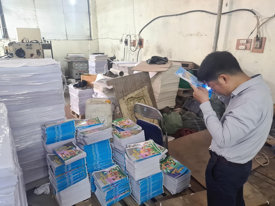 Phát hiện gần 1 tấn sách và ruột sách in lậu tại Hà Nội - 2 Phát hiện gần 1 tấn sách và ruột sách in lậu tại Hà Nội - 2