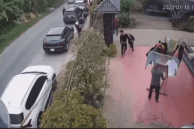 20 "xã hội đen" đi đòi nợ, đánh nhầm hàng xóm đến nhập viện