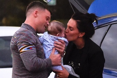 Hoa hậu Anh hạnh phúc đưa con ra phố