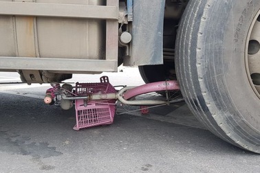 Học sinh lớp 6 chết thảm dưới bánh xe đầu kéo