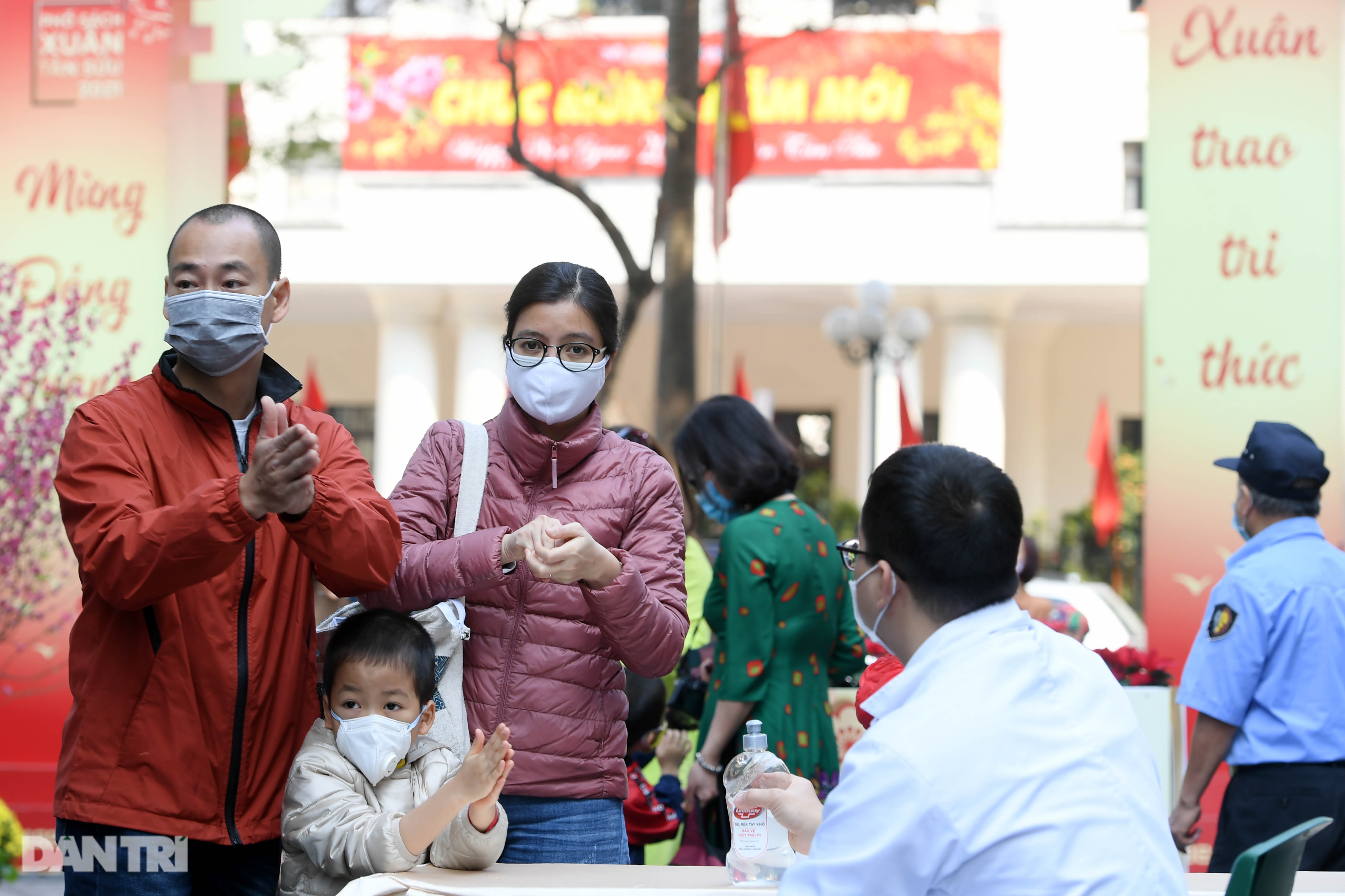 Nhộn nhịp Phố Sách xuân thời Covid: Xuân trao tri thức - Trọn Tết sum vầy - 1 Nhộn nhịp Phố Sách xuân thời Covid: Xuân trao tri thức - Trọn Tết sum vầy - 1