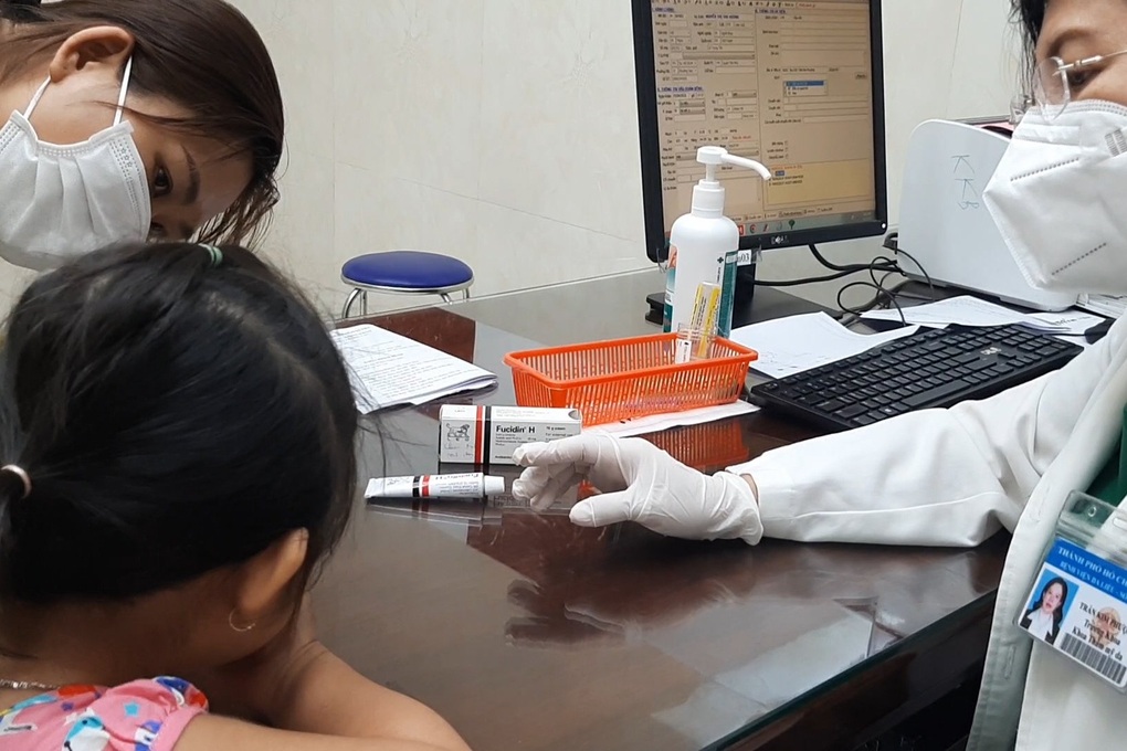 Hàng loạt trẻ ở TPHCM mắc bệnh rỉ dịch da cận ngày đi học - 1 Hàng loạt trẻ ở TPHCM mắc bệnh rỉ dịch da cận ngày đi học - 1