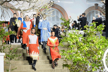 Hơn 60 "trai đẹp" nước ngoài mặc áo dài, diễn thời trang