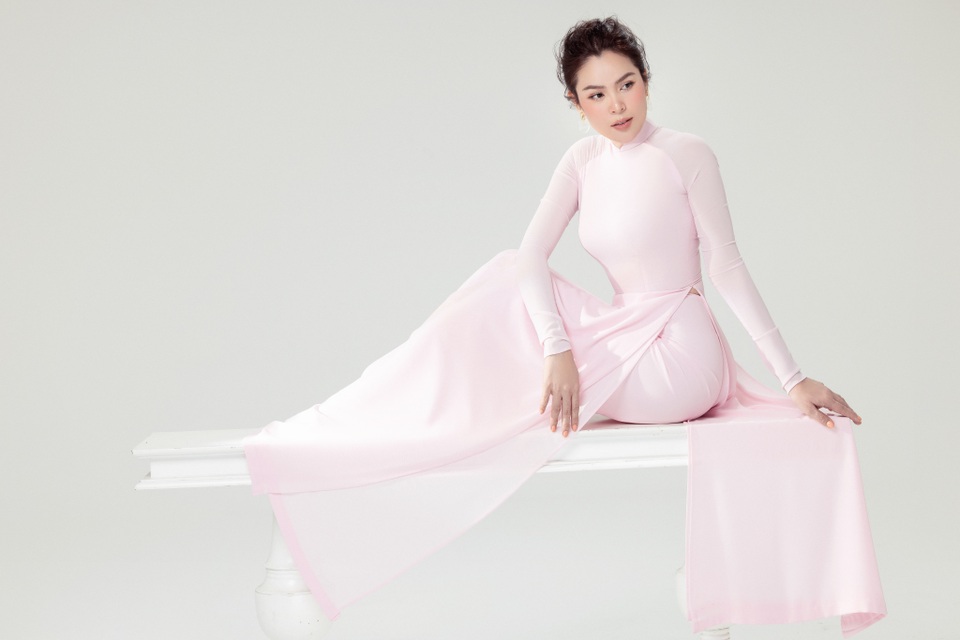 Hoa hậu Phương Lê khoe sắc với áo dài - 4 Hoa hậu Phương Lê khoe sắc với áo dài - 4