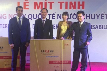 Đại sứ Azerbaijan trao tặng xe lăn cho người khuyết tật Việt Nam