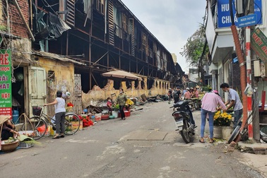 Mùi ô nhiễm nồng nặc, quán cháo lòng gần công ty Rạng Đông vẫn chật kín khách