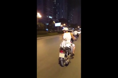 Clip "xe máy chở mèo dạo phố" tại Việt Nam lên tin chuyện lạ báo nước ngoài