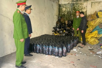 Công an thu giữ 244 bình khí cười tại Quảng Ninh