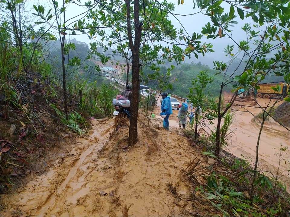 Lũ nhấn chìm làng mạc, hàng ngàn người hoảng loạn chạy lũ trong đêm - 19 Lũ nhấn chìm làng mạc, hàng ngàn người hoảng loạn chạy lũ trong đêm - 19
