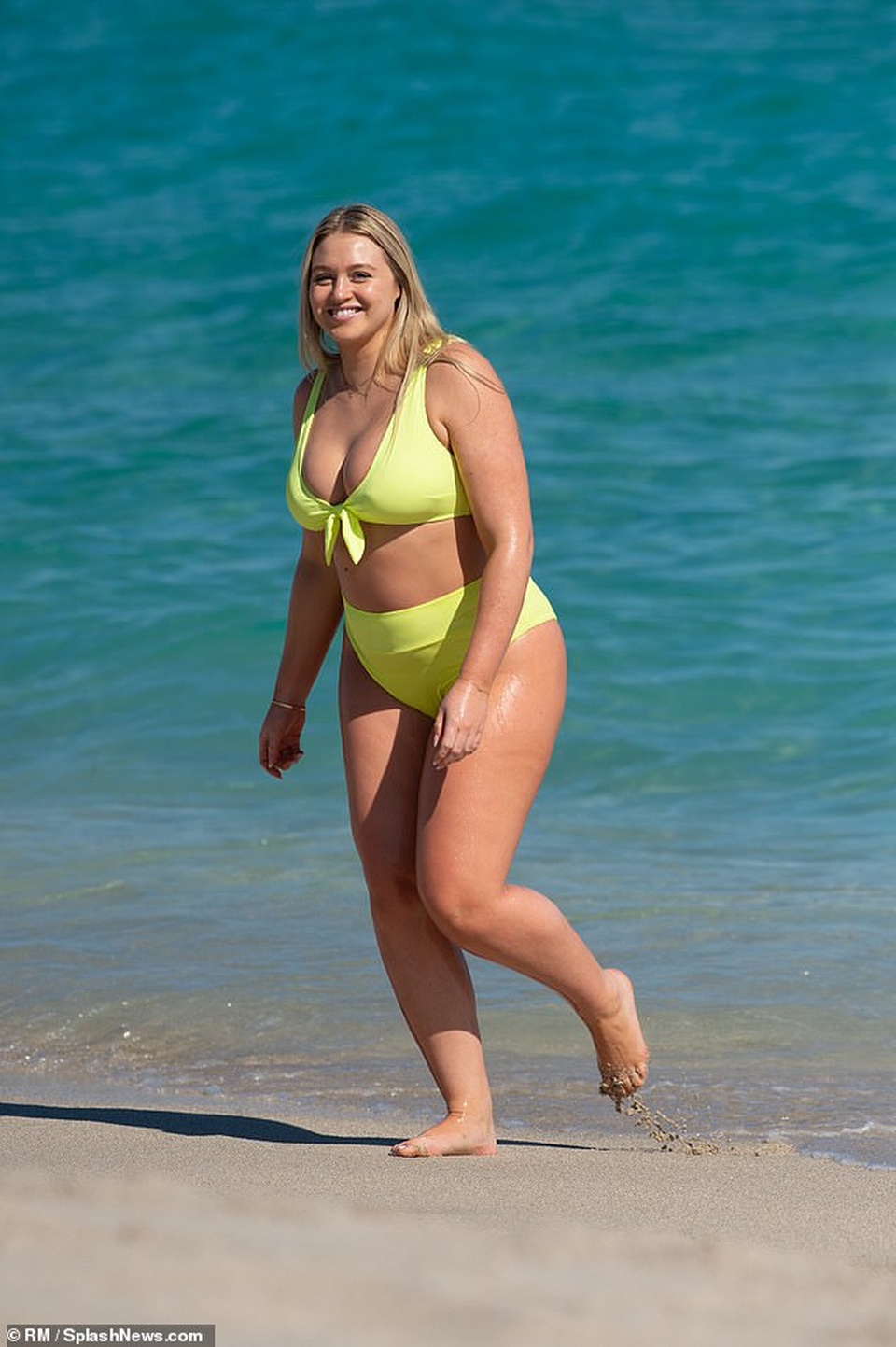 Bà bầu Iskra Lawrence xinh đẹp với áo tắm - 4