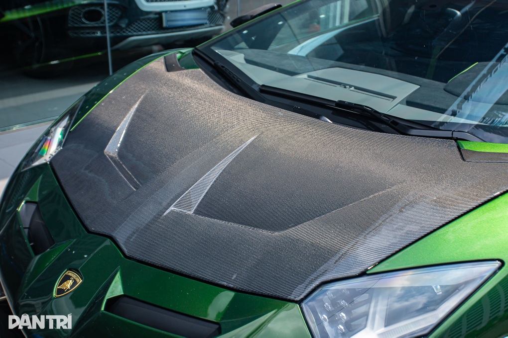 Lamborghini Aventador rao giá 19,9 tỷ, màu sơn 2,5 tỷ đồng gây tranh cãi - 7 Lamborghini Aventador rao giá 19,9 tỷ, màu sơn 2,5 tỷ đồng gây tranh cãi - 7