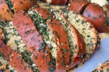 Ở nhà dài ngày, chị em “vét” sạch bột mì ngoài chợ làm bánh mì bơ tỏi