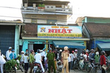 Dân đổ xô đi bán vàng vì tin đồn