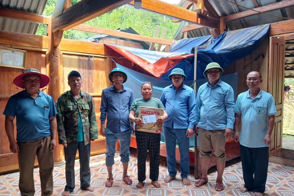 Mưa lớn kèm gió, lốc giật tung mái nhà 15 hộ dân xã biên giới - 2 Mưa lớn kèm gió, lốc giật tung mái nhà 15 hộ dân xã biên giới - 2