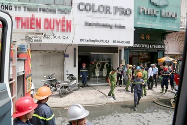 Cảnh sát giải cứu 3 người trong vụ cháy nhà 5 tầng ở Sài Gòn