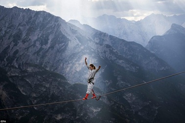 “Lạnh sống lưng” với hội nghị... đi trên dây