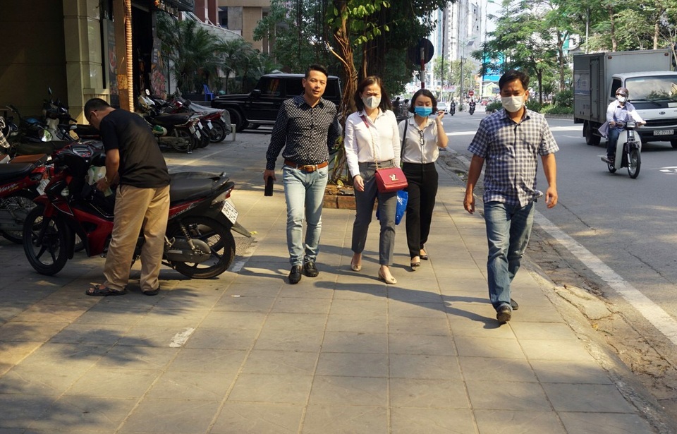 Hà Nội: Tòa nhà “dát vàng” gây nhức mắt người dân - 8 Hà Nội: Tòa nhà “dát vàng” gây nhức mắt người dân - 8