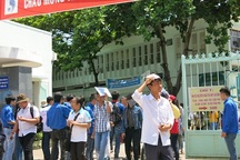 Phát hiện thí sinh giả trốn trong nhà vệ sinh